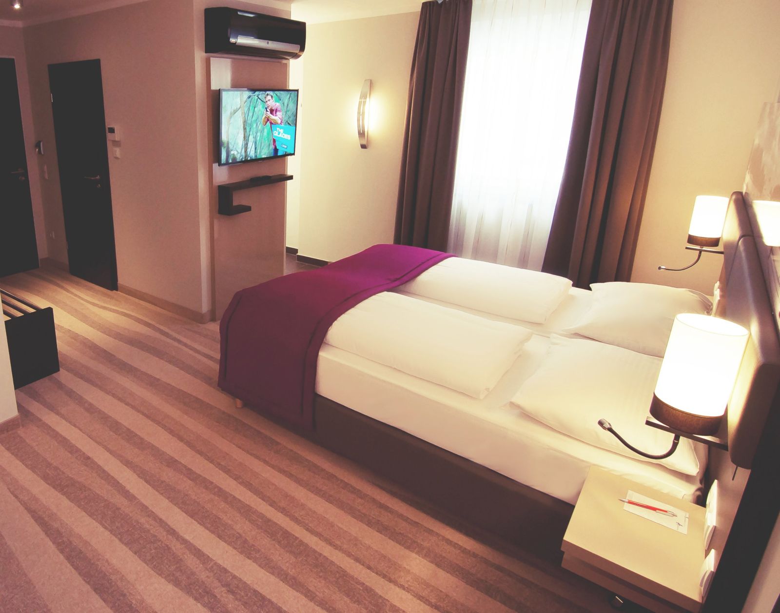 Doppelzimmer mit Schreibtisch und Leselicht im Boarding House München